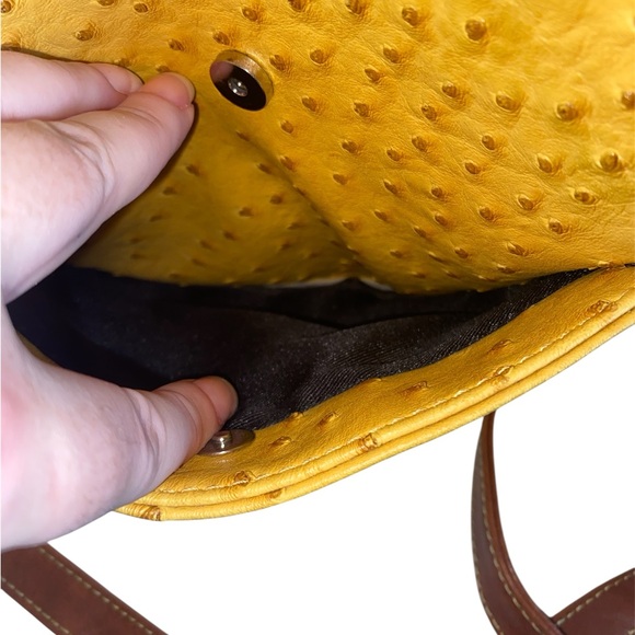 ‘KELLY AND KATIE’ LIKE NEW, MUSTARD YELLOW FAUX OSTRICH CROSSBODY BAG - Picture 4 of 7